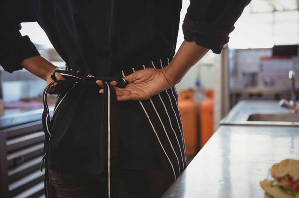 What are some tips for cooking with an apron ?